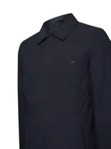 Impermeable de hombre color azul marino, con cuello camisero, cierre frontal oculto con tapeta y bolsillos laterales. Diseño funcional con relleno interno para mayor abrigo.