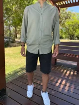 Camisa oversize de lino color verde militar, con cuello mao y manga larga.