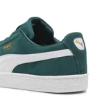 Championes urbanos Puma Suede Classic, color verde oscuro con la icónica franja lateral en blanco. Confeccionados en gamuza de alta calidad, cuentan con suela de goma blanca y detalles dorados en el lateral.
