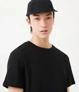 Remera manga corta negra, modelo longfit confeccionada en tejido de algodón media malla.