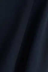 Top de manga corta color azul marino, con cuello redondo y corte entallado que se abre ligeramente hacia abajo, con pinzas moldeadoras en la cintura.