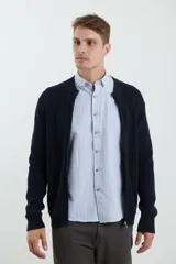 Cardigan de tejido de punto con cierre frontal completo, cuello redondo y bolsillos laterales. Presenta un diseño de textura acanalada y puños elásticos.