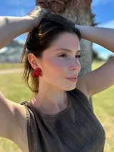 Aros hechos a mano en porcelana color rojo.