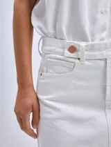 Minifalda blanca de denim con bolsillos delanteros y traseros.