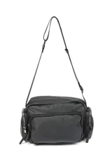 Bandolera negra con correa ajustable, bolsillo en la parte delantera y a los costados.