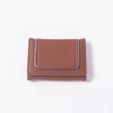 Billetera Iveria color marrón chocolate, de diseño rectangular con solapa frontal y detalle de aplique metálico plateado en el contorno del cierre.