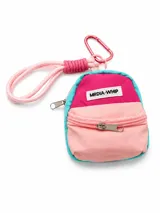 Mini mochila llavero de diseño colorido en tonos fucsia, rosado y celeste, con cierre de cremallera, bolsillo frontal, cordón rosado de transporte y mosquetón metálico.