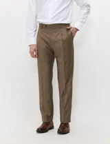 Pantalón de vestir azul marino de corte sastrero con pinza frontal, pase para cinturón, bolsillos laterales y bolsillos traseros de ojal.
