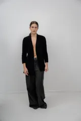 Cárdigan abierto color marrón de punto bouclé, confeccionado en 100% baby alpaca.