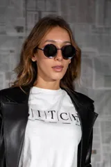 Lentes de sol con montura redonda color azul oscuro y cristales negros.