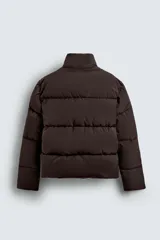 Cazadora acolchada de corte boxy fit, confeccionada en tejido técnico repelente al agua. Presenta cuello subido, cierre frontal con cremallera, mangas largas con puños elásticos interiores y bolsillos laterales de vivo.