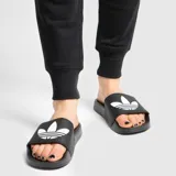Sandalias Adidas Adilette Lite negras con logo blanco.