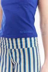 Top negro de corte al cuerpo, sin mangas, con escote redondo y diseño liso.