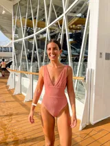 Traje de baño enterizo celeste con escote en V y corte vedetina.