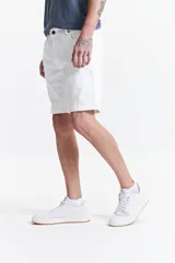 Bermuda de jean de corte regular, color blanco, con dobladillo en el ruedo, cierre frontal con botón y bolsillos laterales y traseros.