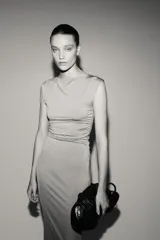 Vestido midi entallado en punto elástico de color mostaza, con escote bote, manga japonesa y cintura fruncida con diseño drapeado en los laterales.