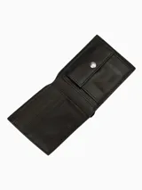 Billetera plegable Calvin Klein con estampado de monograma en toda la superficie y parche frontal con logo grabado. Cuenta con monedero interior, compartimento para billetes y múltiples ranuras para tarjetas.