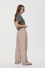 Pantalón sastrero negro de pierna amplia, tiro medio, con cintura con pasacintos, bolsillos laterales y cierre frontal con botón y cremallera.