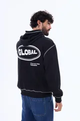 Buzo tipo canguro de felpa color negro, con capucha y bolsillo frontal. Presenta costuras a la vista en color blanco y una estampa gráfica en la espalda con la palabra 'GLOBAL' dentro de un óvalo y la frase 'STYLE IS FOR EVERYONE'.