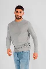 Buzo de hombre color cemento, de corte recto y manga larga.