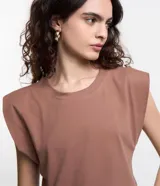 Musculosa color marrón con cuello redondo y hombreras.