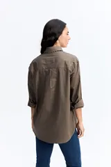 Camisa de corte clásico y líneas limpias, confeccionada en algodón, con cuello camisero, cierre frontal de botones y mangas largas con puños.