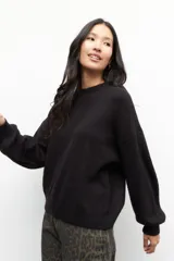 Sweater fucsia de punto con cuello alto y mangas largas abullonadas con puños elastizados. Tejido con mezcla de lana.