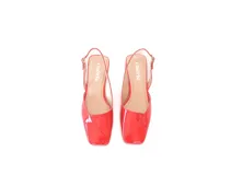 Zapato slingback de cuero charol color rojo, con punta cuadrada y escote en V. Cuenta con pulsera trasera con elástico y taco bajo cuadrado forrado en cuero.