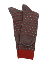 Medias largas de bambú con diseño de rombos pequeños en tonos gris y rojo sobre fondo marrón, con puño elástico en color rojo.