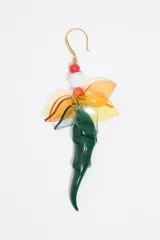 Aros colgantes con gancho dorado, cuentas de colores y dije con forma de cocodrilo verde y flores de acrílico multicolor.