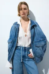 Jean barrel de tiro alto en denim de algodón rígido, con diseño curvo en las piernas y corte de cinco bolsillos.
