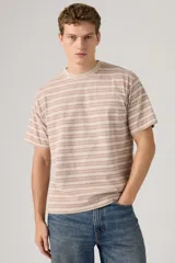 Remera Levi's de corte holgado con diseño de rayas horizontales en tonos beige y rosado. Presenta cuello redondo y un pequeño logo bordado en el pecho.