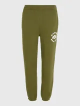 Pantalón de jogging verde militar, con cintura elástica, corte regular y pierna cónica. Presenta un logo universitario aterciopelado de Tommy Hilfiger en la pierna izquierda.