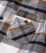Campera de franela a cuadros con forro interno de sherpa, cierre frontal con botones, cuello camisero y bolsillos frontales en el pecho.
