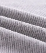 Suéter negro de tejido de punto maquinetado con cuello redondo y manga larga.