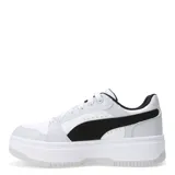 Championes Puma Rebound Femme Low de estilo urbano con plataforma. Presentan una capellada de cuero sintético blanco con la icónica franja lateral de Puma en color negro y detalles en gris claro. Cuentan con cierre de cordones, cuello acolchado y suela de goma robusta.