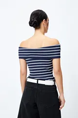 Top tejido con escote bardot a rayas horizontales azul marino y blancas, de trama acanalada y diseño sin mangas.