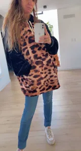 Canguro con mangas largas negras y cuerpo con estampado animal print.