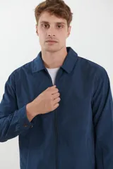 Campera azul oscuro con cierre frontal, cuello clásico y bolsillos laterales.