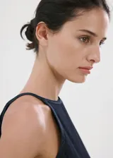 Top de algodón estilo denim con cuello halter y diseño sin mangas.