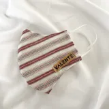 Tapabocas de tela a rayas rojas y grises horizontales, con elástico blanco y etiqueta de cuero sintético con la marca "Valente".