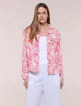 Camperita de lino liviana, marca Dash, con estampado botánico de hojas en tonos azules, verdes y tostados sobre base blanca. Presenta cierre frontal con botones, cuello clásico y bolsillos aplicados en el pecho.