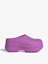 Zuecos Adidas Adifom Stan Mule color lila con plataforma y logo de la marca en relieve en el talón.
