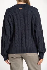 Cardigan de punto texturado en color azul marino, con cuello en V, cierre frontal de botones dorados y bolsillos laterales. Presenta un diseño de tejido con relieve y puños acanalados.