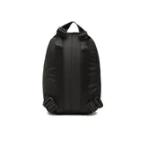 Mochila Converse modelo Go Chuck Taylor de color negro, confeccionada en tejido resistente. Cuenta con un compartimento principal amplio, un bolsillo frontal con cierre de cremallera y tirador de cordón blanco. Presenta el logotipo bordado con la inscripción "Chuck Taylor" y una estrella en la parte superior delantera.