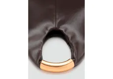 Bolso de mano color marrón oscuro, de diseño estructurado tipo hobo con detalle de pieza metálica dorada en el asa superior.