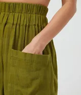 Pantalón jogger verde oliva de algodón con cintura elástica, bolsillos delanteros y tobillos elastizados.