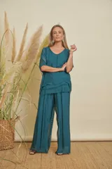 Conjunto de dos piezas color verde azulado, compuesto por una blusa holgada de manga corta y cuello redondo, y un pantalón ancho a juego.