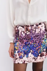 Falda corta tipo mini confeccionada en lentejuelas multicolor con base oscura. Presenta un diseño ajustado y forro interior.