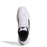 Championes deportivos Adidas Ligra 8 para interior, color blanco con las icónicas tres tiras laterales en negro. Presentan una estructura de malla transpirable con refuerzos sintéticos, cuello acolchado negro y suela de goma color caramelo diseñada para ofrecer tracción en superficies indoor.